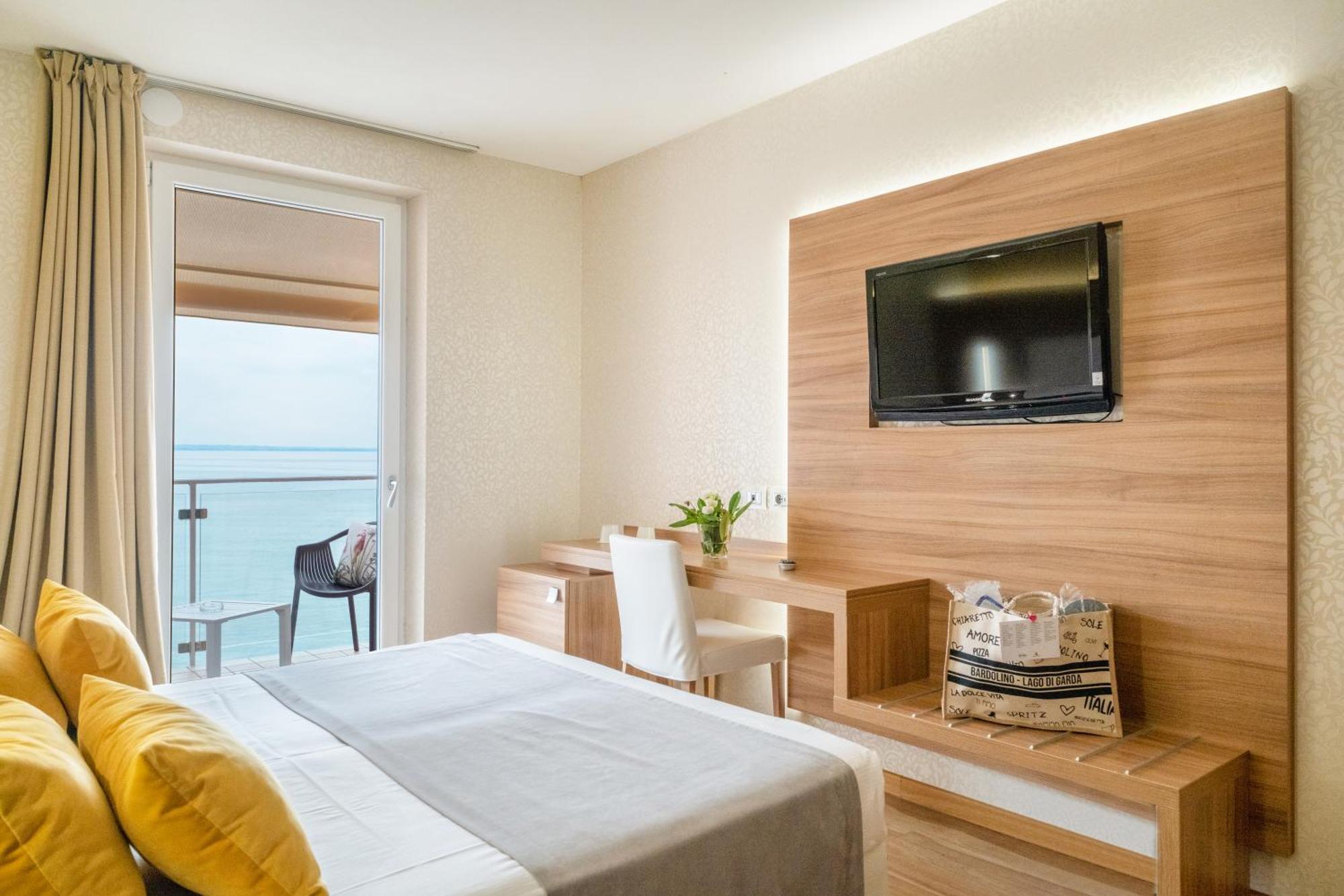 Kriss Internazionale Hotel Бардоліно Екстер'єр фото
